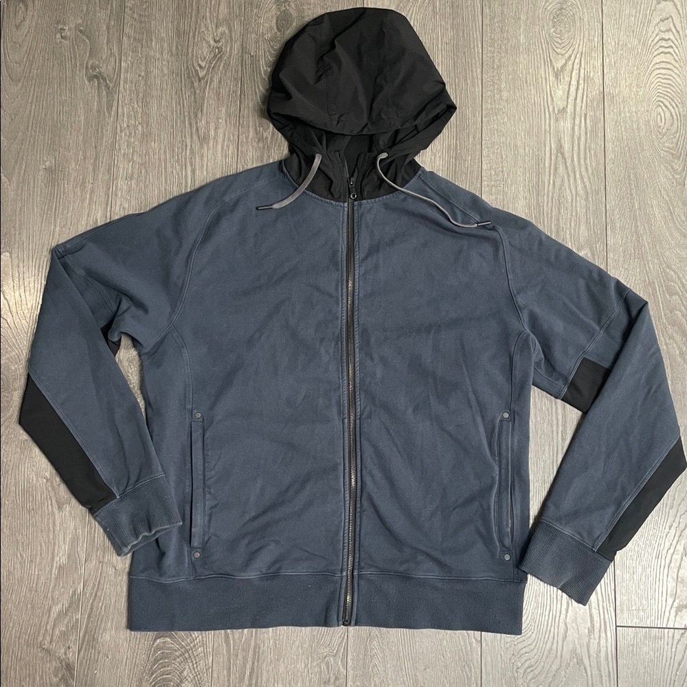 Lululemon black / blue performance surge gym challenger zip up jacket